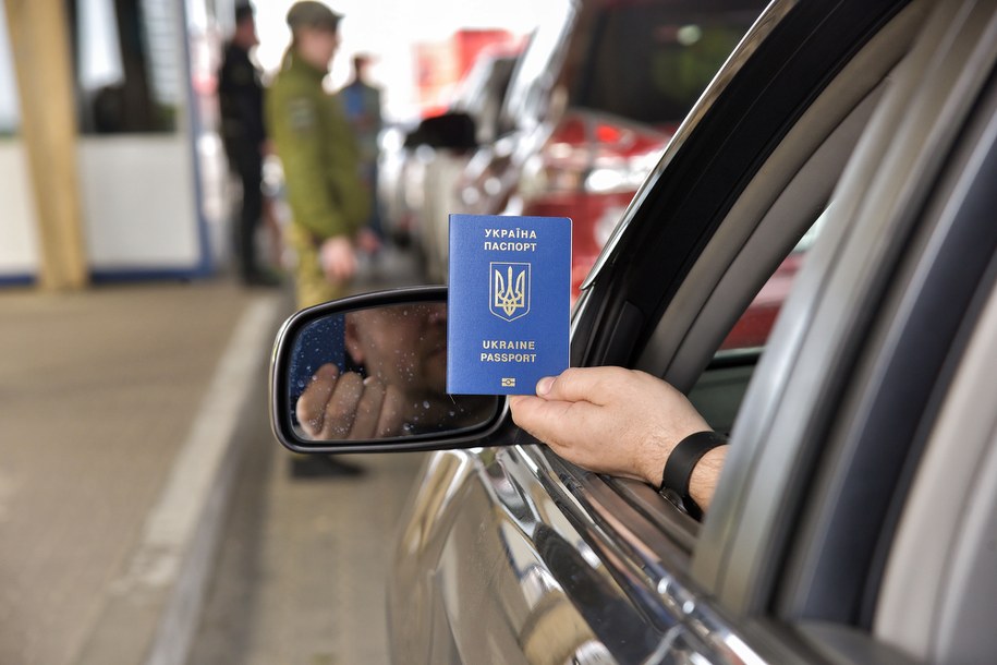 Na zdjęciu: Kontrola paszportowa na polsko-ukraińskim przejściu granicznym Krakowiec-Korczowa /Vitaliy Hrabar /PAP/EPA