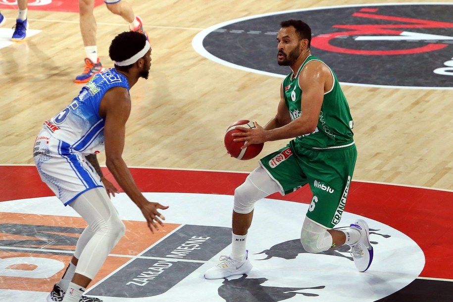 Na zdjęciu koszykarze drużyny Arged BMSlam Stal Ostrów Wlkp. Mark Ogden (L) i David Brembly (P) z zespołu Enea Zastal BC Zielona Góra /	Tomasz Wojtasik /PAP