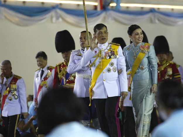 Na zdjęciu król Tajlandii z żoną - królową Suthidą /NARONG SANGNAK    /PAP/EPA