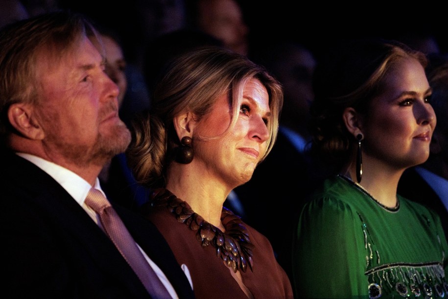 Na zdjęciu królowa Máxima, króla Willema-Alexandra oraz księżniczka koronna Amalia /RAMON VAN FLYMEN  /PAP/EPA