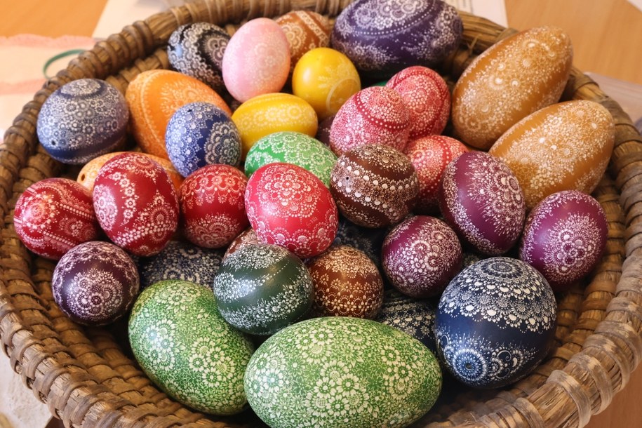 Na zdjęciu kroszonki wykonane podczas XXV Wojewódzkiego Konkursu Plastyki Obrzędowej „Opolskie Kroszonki i Pisanki 2026” w Muzeum Wsi Opolskiej w Opolu /Krzysztof Świderski /PAP