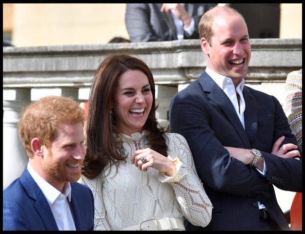 Na zdjęciu książę Harry oraz książę William z żoną Kate /Photoshot    /PAP/EPA