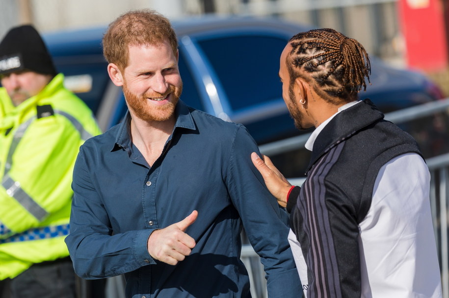 Na zdjęciu książę Harry oraz mistrz Formuły 1 Lewis Hamilton /VICKIE FLORES /PAP/EPA