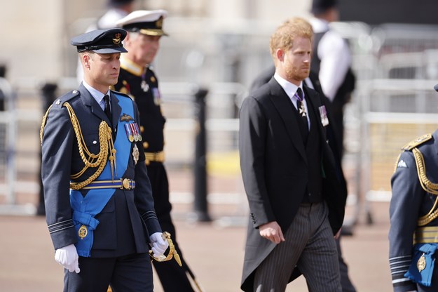 Na zdjęciu książę William w mundurze i książę Harry w garniturze /Tolga Akmen /PAP/EPA