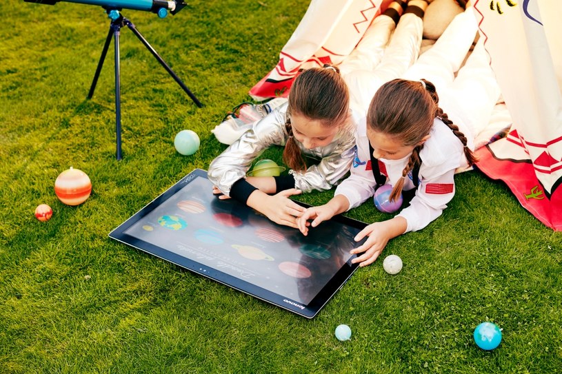 Na zdjęciu: Lenovo YOGA Home 500, czyli komputer i tablet w jednym oferujący interaktywną rozrywkę dla całej  rodziny. /.