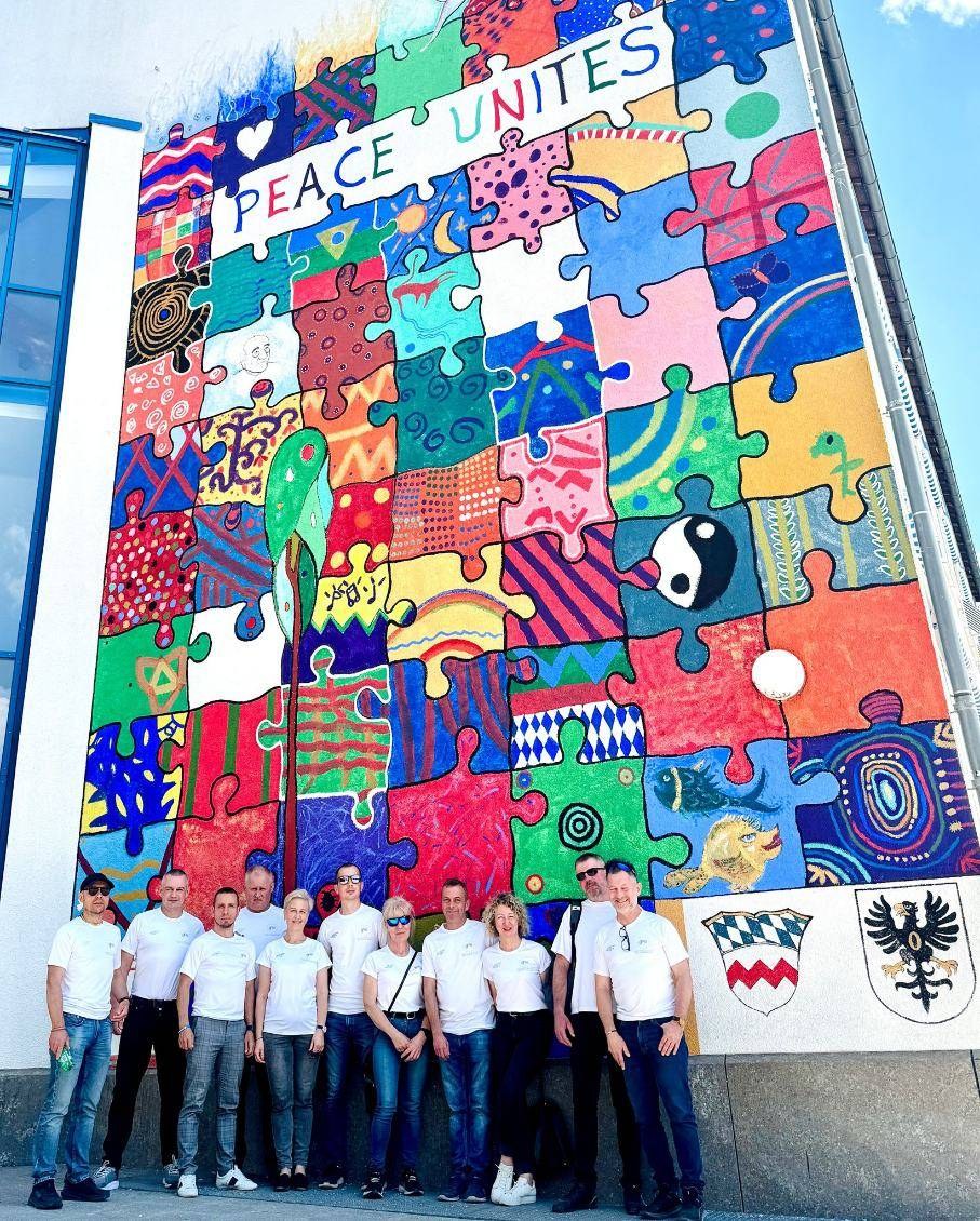Na zdjęciu logo Oświęcimia i Dachau na muralu w Dachau /Foto: Paweł Żyła /