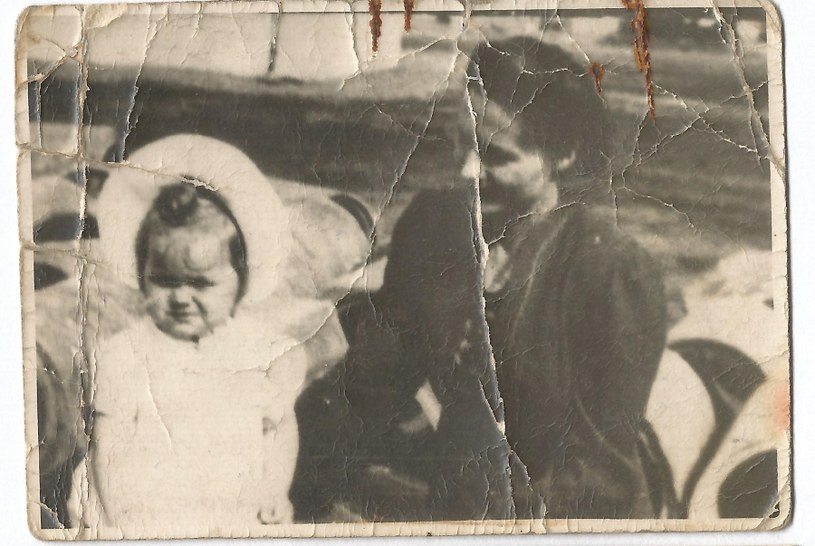 Na zdjęciu mała Lizelotta z przybraną matką (archiwum prywatne Mirosławy Sosny i Barbary Pastuszki) /