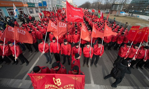 https://i.iplsc.com/na-zdjeciu-marsz-poparcia-dla-dzialan-putina-w-moskwie/00031AZ1WHRCE0UA-C116-F4.jpg