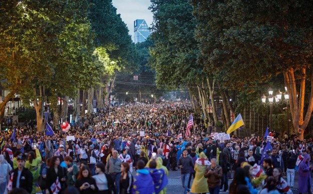 Na zdjęciu: Masowy protest w Tbilisi /David Mdzinarishvili  /PAP/EPA