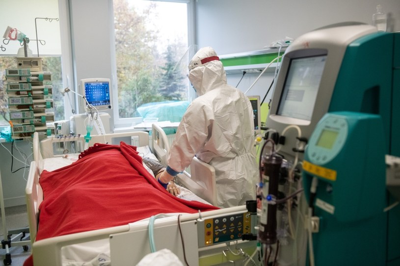 Na zdjęciu medyk w szpitalu Bródnowskim w Warszawie podczas epidemii koronawirusa SARS-CoV-2 /Filip Blazejowski /Agencja FORUM