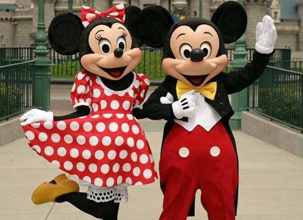 Na zdjeciu: Mickey i Minnie witają w hongkońskim Disneylandzie, wrzesień 2006 /AFP