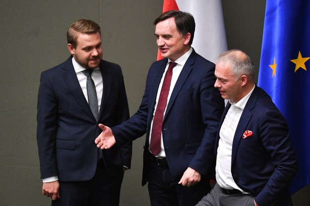 Na zdjęciu minister sprawiedliwości Zbigniew Ziobro (C), podsekretarz stanu w Ministerstwie Aktywów Państwowych Karol Rabenda (P) i wiceminister klimatu i środowiska Jacek Ozdoba (L) na sali obrad Sejmu /Radek Pietruszka /PAP