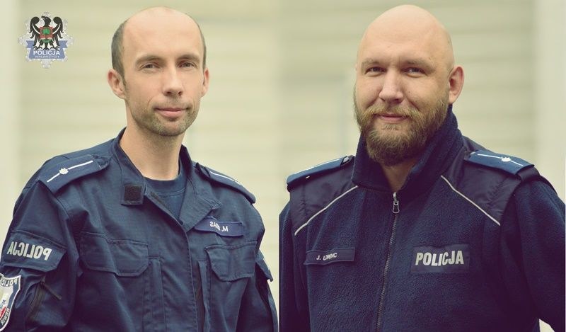 Na zdjęciu mł. asp. Jakub Lorenc oraz mł. asp. Mateusz Bębas (Źródło: KMP w Wałbrzychu) /Policja