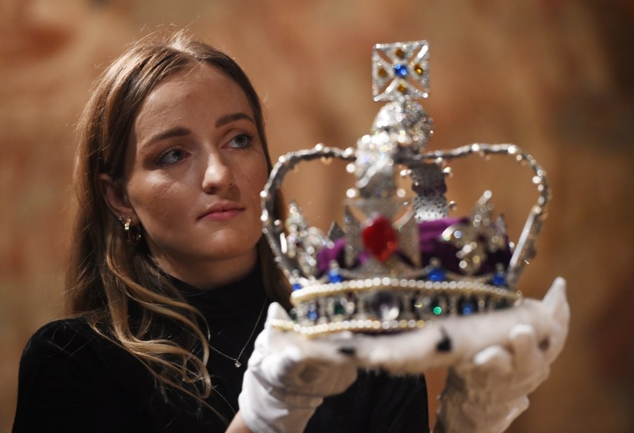 Na zdjęciu modelka trzymające replikę brytyjskiej korony / 	FACUNDO ARRIZABALAGA /PAP/EPA
