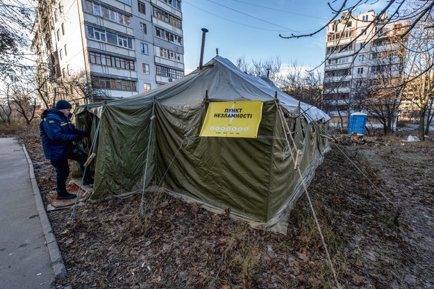 Na zdjęciu namiot, w którym ogrzewają się mieszkańcy na Severnaya Saltovka w Charkowie /Mykola Kalyeniak /PAP
