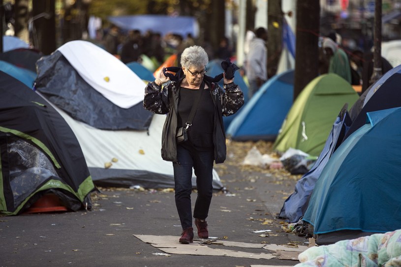 Na zdjęciu namioty migrantów w 19 dzielnicy francuskiej stolicy /ETIENNE LAURENT /PAP/EPA