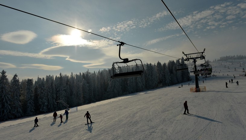Na zdjęciu: Narciarze korzystają z doskonałych warunków narciarskich na stoku w Białce Tatrzańskiej /Grzegorz Momot /PAP