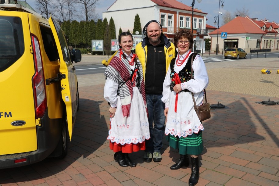 Na zdjęciu nasz dziennikarz Maciej Pałahicki i mieszkanki Ropczyc w strojach regionalnych /Józef Polewka /RMF FM