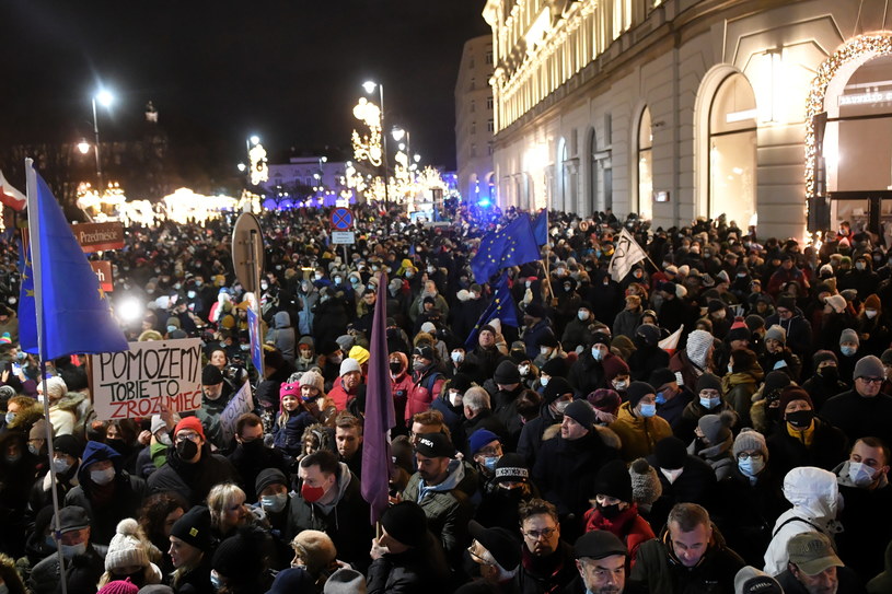 Na zdjęciu: niedzielny protest przeciw "lex TVN" przed pałacem prezydenckim w Warszawie /PAP/Radek Pietruszka    /PAP/EPA