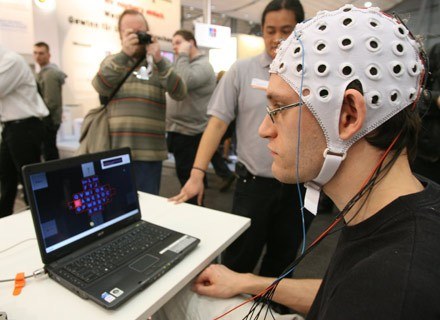Na zdjęciu: niemiecki inżynier komunikuje się z komputerem za pomocą myśli. Targi CeBIT, Hanover, 6 /AFP
