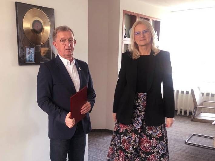 Na zdjęciu od lewej: Bogdan Białowąs i Elżbieta Żabicka-Łakomy - Dyrektor Nadzoru Prawnego Śląskiego Urzędu Wojewódzkiego /UM TYCHY /