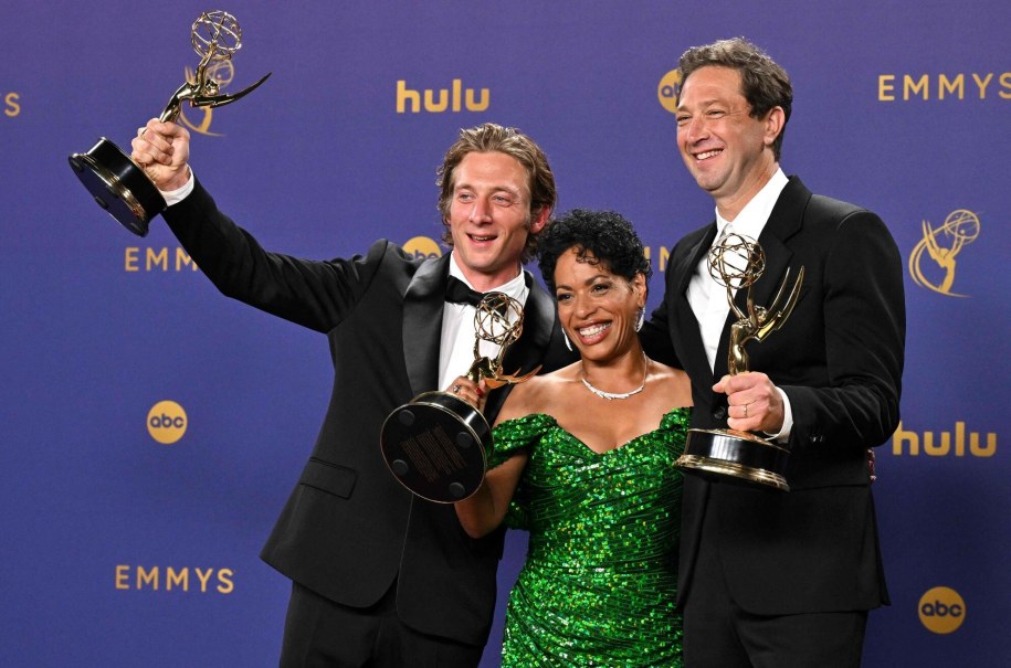 Na zdjęciu od lewej: Jeremy Allen White, Liza Colon-Zayas i Ebon Moss-Bachrach z nagrodami Emmy za role w serialu „The Bear” /ROBYN BECK /East News/AFP