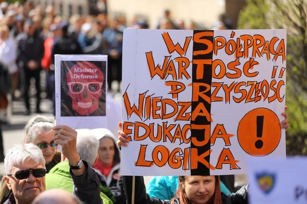 Na zdjęciu ogólnopolska manifestacja nauczycieli pod siedzibą Ministerstwa Edukacji Narodowej w dniu 23 kwietnia /Rafał Guz /PAP
