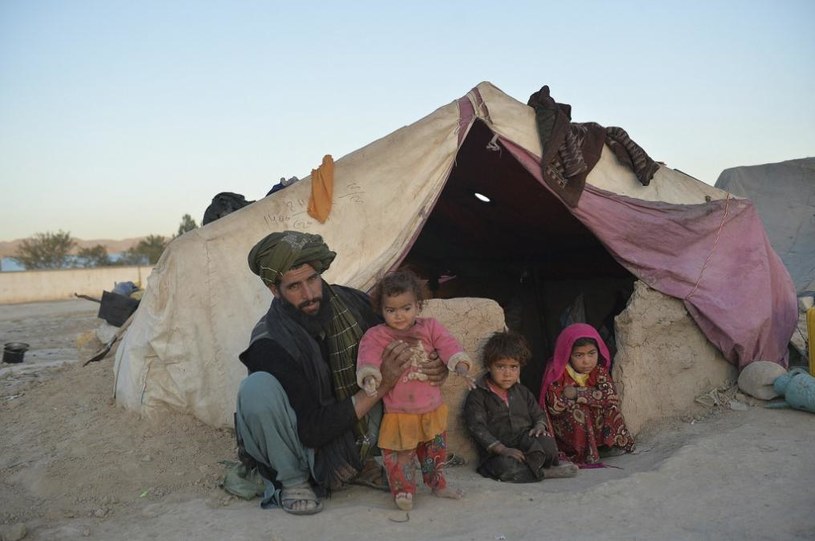 Na zdjęciu: ojciec i sprzedane przez niego dzieci /HOSHANG HASHIMI /AFP