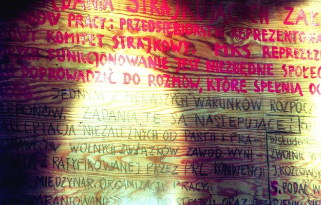 Na zdjęciu oryginalna tablica z 21 postulatami gdańskimi z 1980 roku /Przemek Wierzchowski /PAP