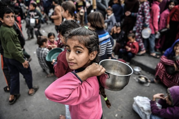 Na zdjęciu palestyńskie dzieci w kolejce po jedzenie w Rafah w Strefie Gazy /	AA/ABACA /PAP/Abaca