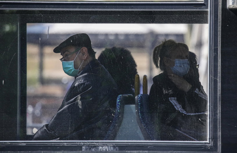 Na zdjęciu: Pasażerowie w komunikacji miejskiej we Frankfurcie nad Menem /ARMANDO BABANI  /PAP/EPA