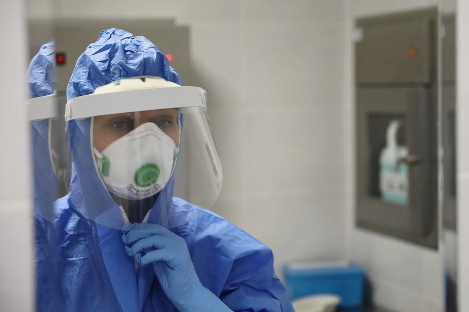 Na zdjęciu personel w laboratorium badającym próbki na Covid-19 /Leszek Szymański /PAP