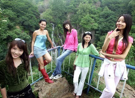Na zdjęciu: pięć kandydatek do tytułu miss Pekinu, lipiec 2006 /AFP