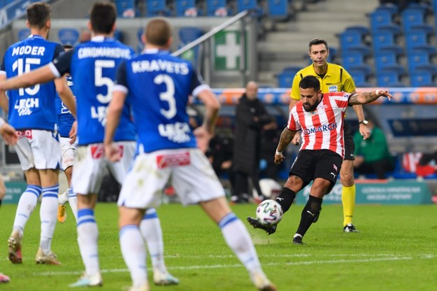 Na zdjęciu piłkarze Lecha Poznan podczas meczu z Cracovią /Jakub Kaczmarczyk /PAP