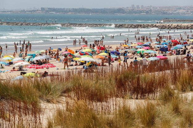 Na zdjęciu plaża Costa da Caparica /ANTONIO COTRIM  /PAP/EPA