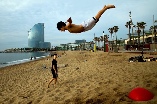 Na zdjęciu plaża w Barcelonie /ENRIC FONTCUBERTA /PAP/EPA