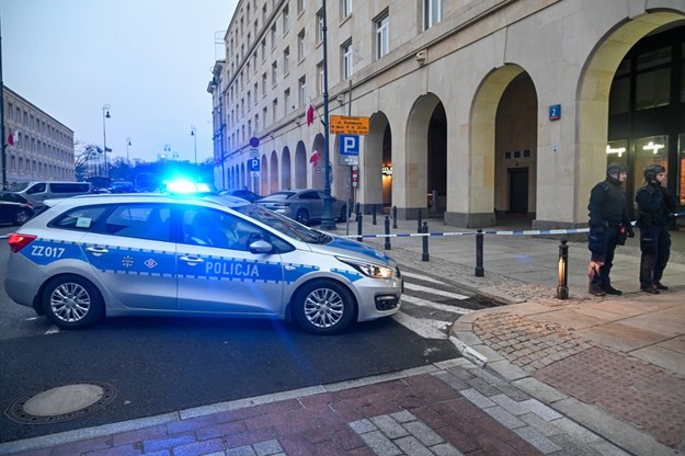 Na zdjeciu: Policja blokuje wejście na plac Piłsudskiego w Warszawie /Radek Pietruszka /PAP