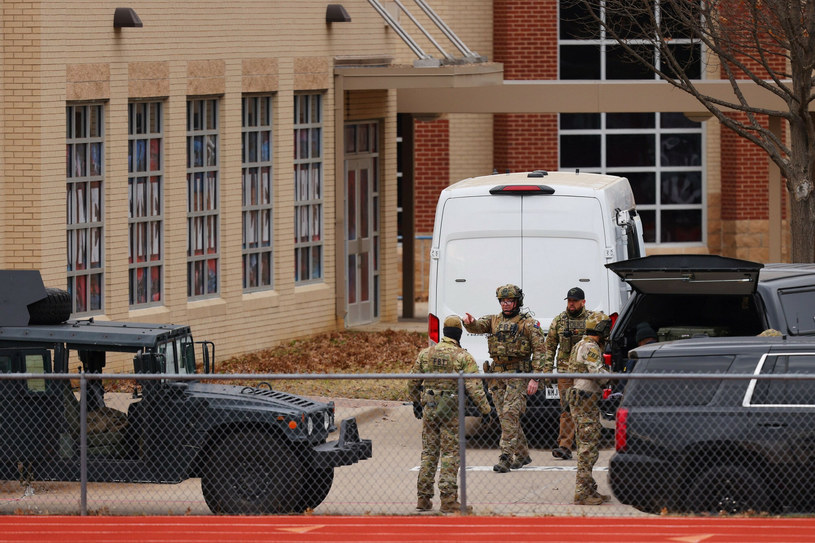 Na zdjęciu policja przy synagodze w Colleyville w Teksasie /ANDY JACOBSOHN/AFP /East News