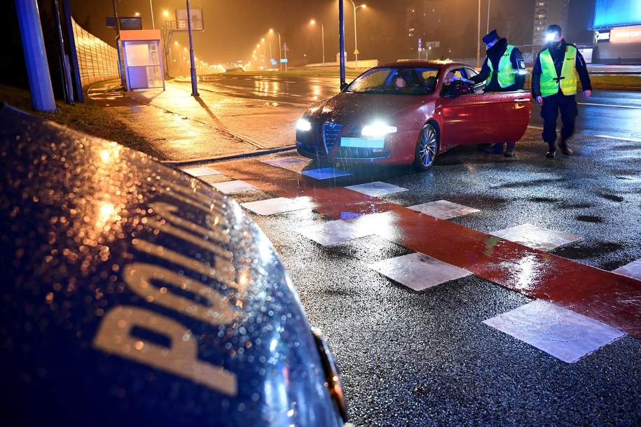 Na zdjęciu policjanci podczas patrolu na jednej z głównych ulic w Rzeszowie /Darek Delmanowicz /PAP