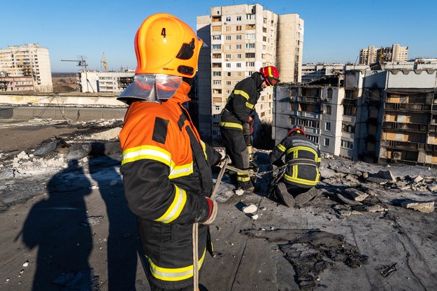 Na zdjęciu pracownicy Państwowej Służby Ratowniczej demontują uszkodzony strop wysadzonego domu w najbardziej ostrzeliwanej dzielnicy mieszkalnej zwanej Severnaya Saltivka w Charkowie /Mykola Kalyeniak /PAP