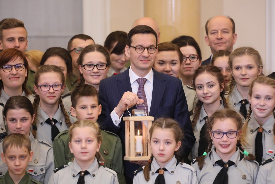 Na zdjęciu premier Mateusz Morawiecki podczas uroczystego odebrania Betlejemskiego Światła Pokoju od harcerzy Związku Harcerstwa Polskiego / 	Paweł Supernak   /PAP