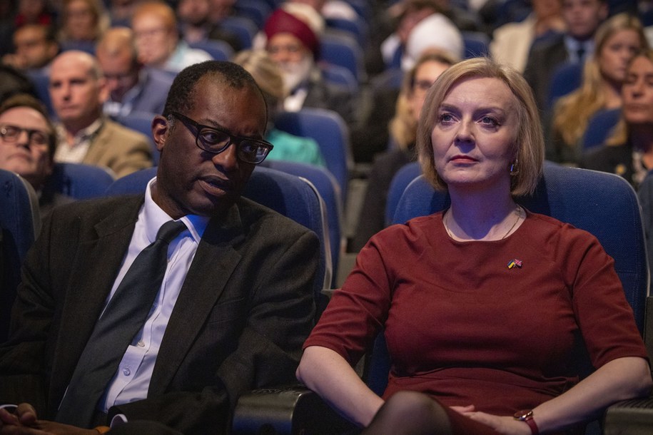 Na zdjęciu premier Wielkiej Brytanii Liz Truss i minister finansów Kwasi Kwarteng /Tolga Akmen /PAP/EPA