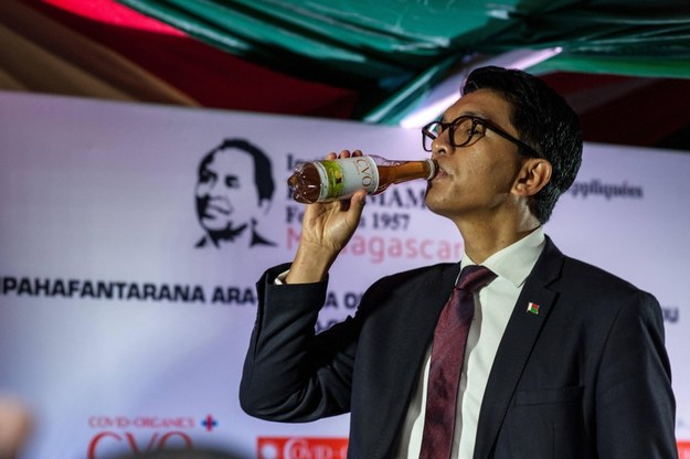 Na zdjęciu prezydent Madagaskaru pije ziołowy tonik "Covid Organics" /	AA/ABACA /PAP