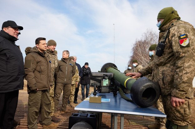 Na zdjęciu prezydent Ukrainy odwiedzający żołnierzy na manewrach Snowstorm-2022 /PRSIDENTIAL PRESS SERVICE / HANDOUT /PAP/EPA