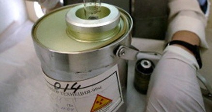 Na zdjęciu: promieniotwórcze izotopy wykorzystywane w terapii /AFP