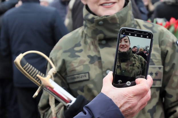 Na zdjęciu promocja na pierwszy stopień oficerski blisko dwustu żołnierzy rezerwy na placu Marszałka Józefa Piłsudskiego w Warszawie /Leszek Szymański /PAP