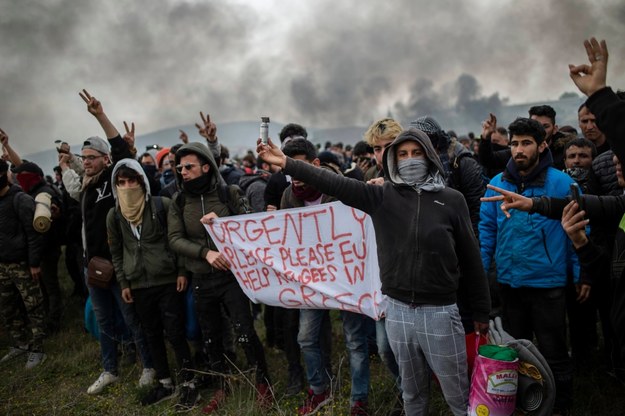Na zdjęciu protest uchodźców przebywających w obozie w Diavata w Grecji /Angelos Tzortzinis /PAP/EPA