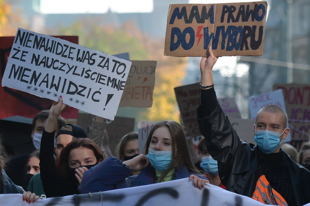 Na zdjęciu protestujące w Krakowie przeciwko zaostrzeniu ustawy aborcyjnej /PAP/Art Service 2 /PAP