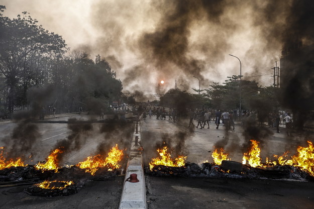 Na zdjęciu protestujący tworzący barykadę drogową, po tym, jak policja podpaliła ich prowizoryczną blokadę w pobliżu mostu BayintNaung, który łączy się z miastem Hlaingthaya (Hlaing Tharyar) na przedmieściach Rangunu w Mjanmie /STRINGER /PAP/EPA