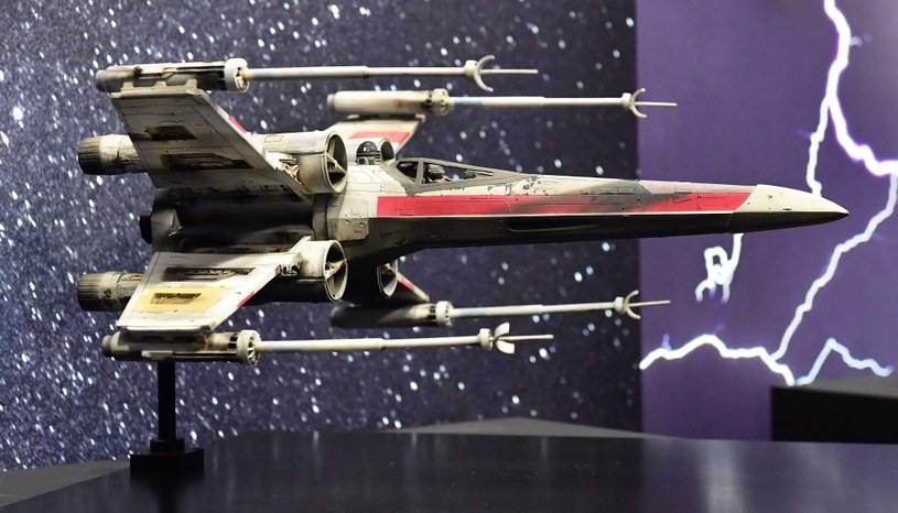 Na zdjęciu przedstawiony został model myśliwca X-wing, wykorzystany przy kręceniu filmy "Gwiezdne Wojny. Nowa nadzieja". W 2022 r. został on sprzedany za ponad 2,3 mln dol. Teraz na licytację trafił podobny eksponat, którego cena wywoławcza wyniosła 400 tys. dolarów